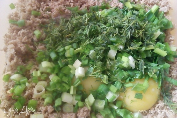 Нарежьте 3–5 веточек зелени укропа и лука.