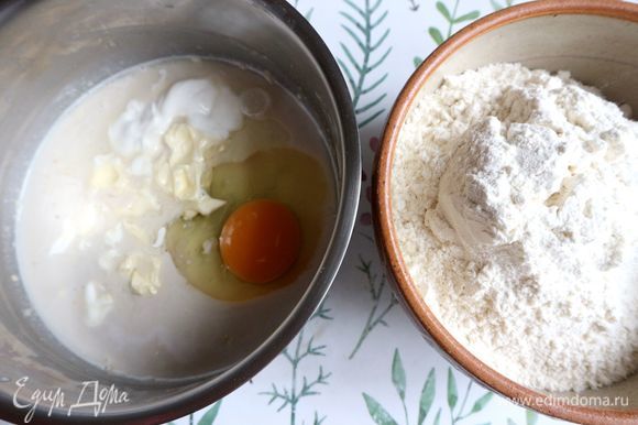 Добавить в опару яйцо, сливочное масло (мягкое), сметану, соль и, постепенно перемешивая, муку (2 стакана).