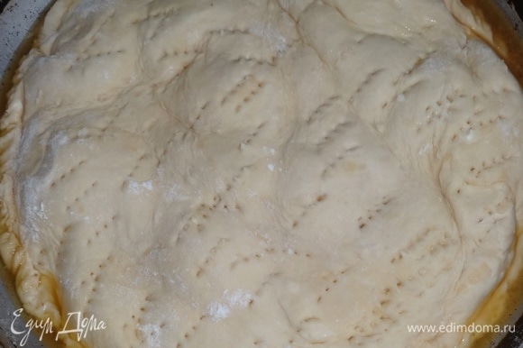 Пластом теста накрыть груши в карамели, заправить края внутрь, тесто часто наколоть вилкой. Выпекать пирог в предварительно разогретой до 190°C духовке 45–50 минут.