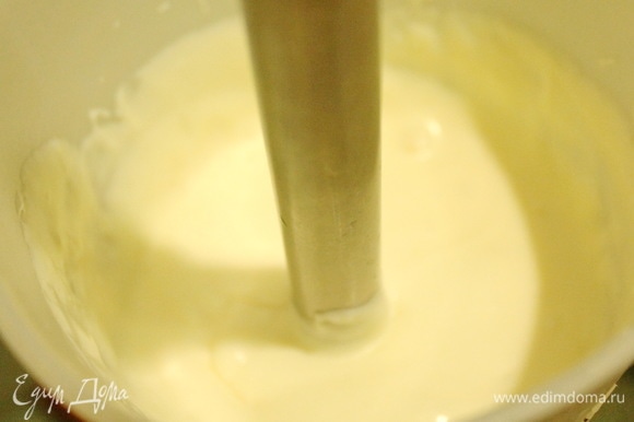Для мусса пробить блендером сгущенное молоко и сыр, добавить желатин. Маскарпоне рекомендую немного прогреть на водяной бане, тогда он лучше пробьется и хорошо соединится с желатином. Мусс следует готовить непосредственно перед сборкой торта.