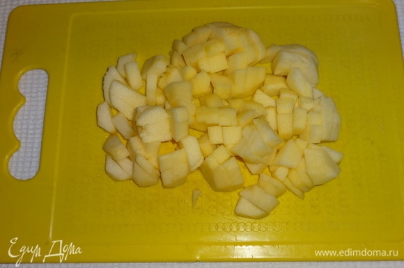 Яблоки очистить от кожуры и семян, нарезать кубиками.