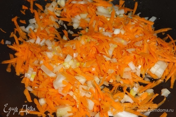 В сковороде разогреть растительное масло, выложить лук с морковью и обжарить до мягкости.