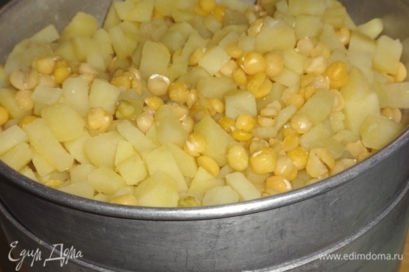 Сваренные картофель и горох откинуть на дуршлаг, сохранив бульон.
