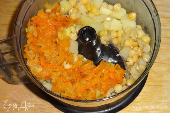 В чашу блендера выложить картофель с горохом и обжаренные морковь с луком.