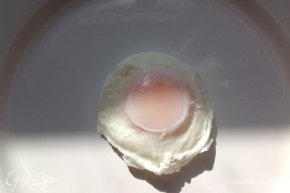 Сварить яйцо пашот. В кипящую воду добавить каплю уксуса, закрутить венчиком воду и влить яйцо. Варить 1 минуту.