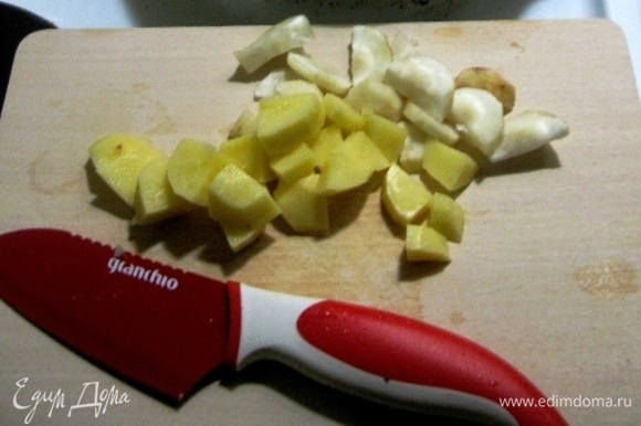 Нарезаем все овощи небольшими ломтиками (мне нравится, когда топинамбур нарезан лепестками, а картофель — кубиками, но это дело вкуса каждого).