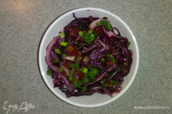 Через 30 минут достаем кастрюлю с салатом из холодильника. Кладем салат порционно и украшаем его зеленым луком. Салат готов. Приятного аппетита!