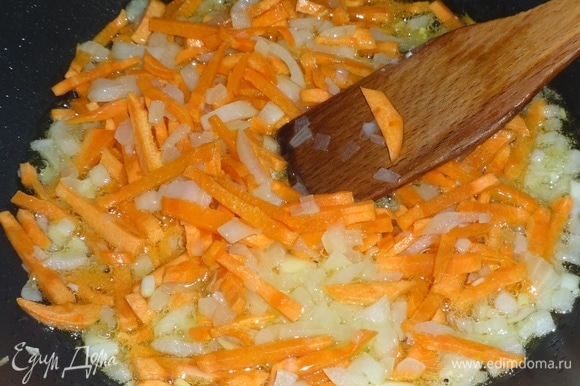 Обжарить лук и морковь на растительном масле до мягкости.