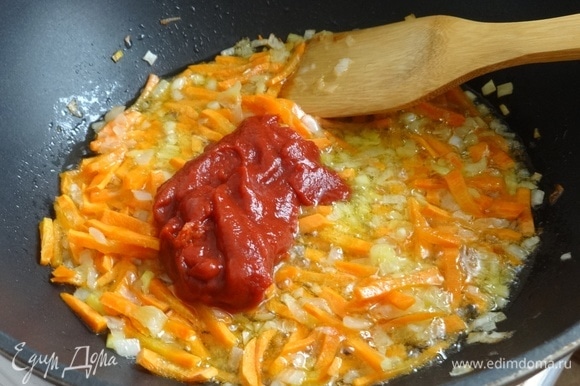 Добавить томатную пасту и немного картофельного отвара из кастрюли, перемешать.
