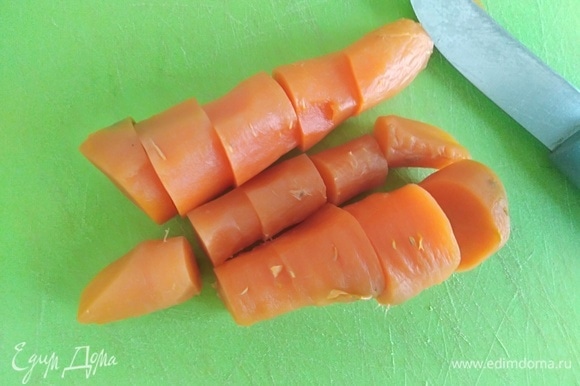 Отварную морковь почистить и нарезать.