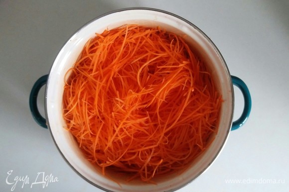 Трем морковь на терке для корейской моркови (если такой нет, то можно на обычной мелкой терке).
