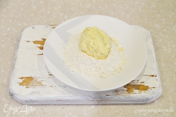 Ложкой выкладывайте творожное тесто и формируйте сырники.