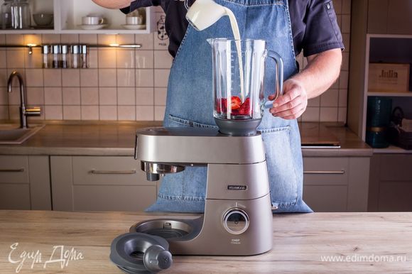 Установите на кухонную машину KENWOOD насадку-блендер. Всыпьте помытую и очищенную клубнику и влейте сливки. Взбейте до однородной массы.