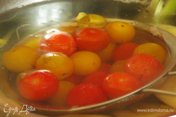 Опускаем томаты на 1 минуты в воду кипящую.