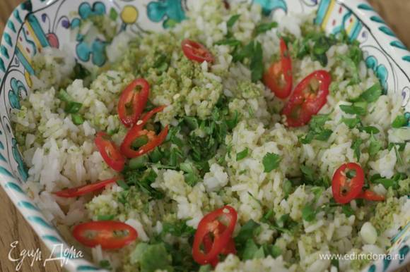 Отваренный рис выложить на блюдо и перемешать с соусом из брокколи, посыпать измельченной зеленью и украсить перцем чили.