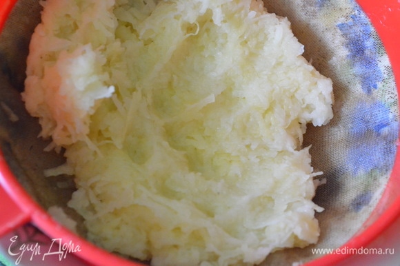 Грибы мелко нарезать и обжарить до готовности. Картофель очистить, натереть на мелкой терке, отжать жидкость.