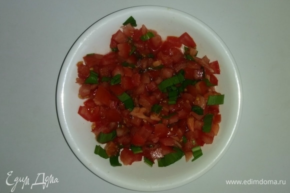 Добавить к помидору нарезанные листья черемши, соль и оливковое масло. Перемешать все вместе.