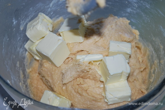 Введите в тесто порциями сливочное масло 82,5% до полного вмешивания в тесто.