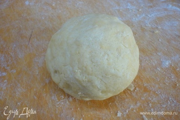 Добавьте яйцо и 2 ст. л. ледяной воды. Сформируйте тесто в шар, заверните в пищевую пленку и поместите в холодильник на 40–50 минут.