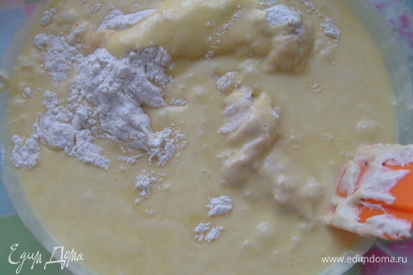 Муку просеять, добавить молочно-дрожжевую и яичную массы, добавить процеженную шафрановую воду, сливочное масло и замесить тесто.