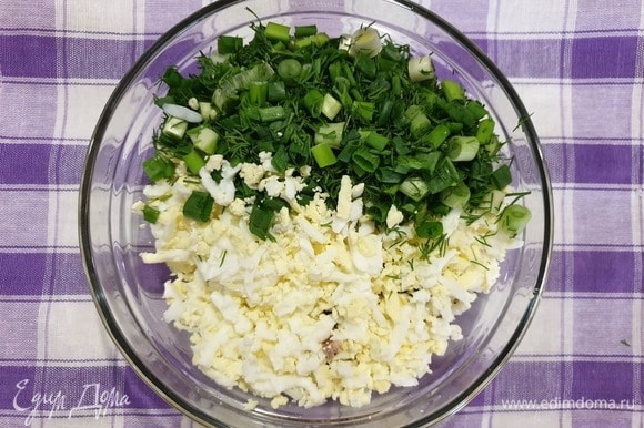 Яйца натрем на терке и добавим вместе с зеленью в начинку.