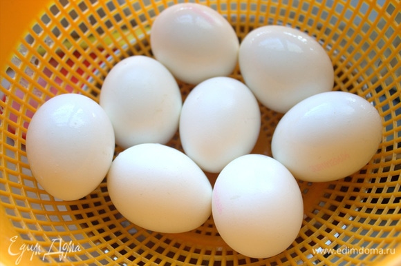 Яйца вынимаем из воды теплыми.