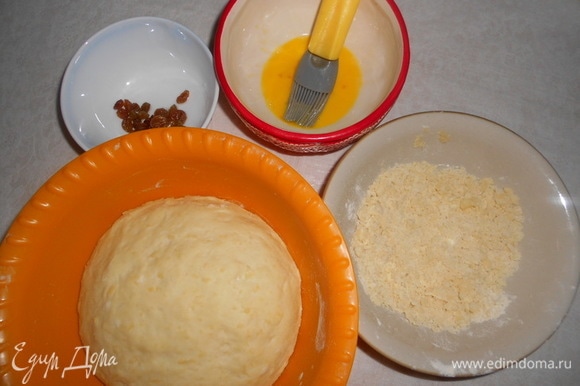 Для штрейзеля перетереть муку со сливочным маслом, добавить щепотку соли. Сделать шаблон из картона в виде барашка.