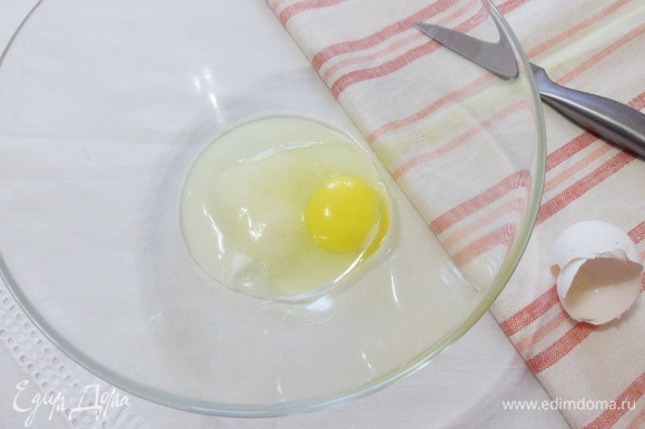 Яйцо растереть с сахарным песком, солью и ванильным сахаром.