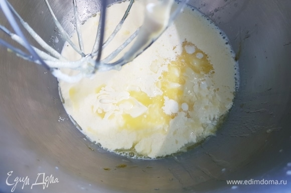 Влить растопленное сливочное масло, теплое молоко, опару и перемешать.