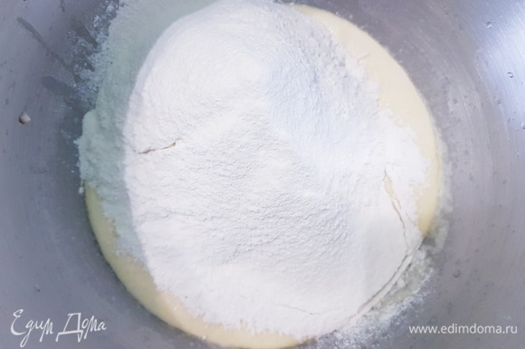 Всыпать просеянную муку и соль. Замесить тесто, не липнущее к рукам. Вымешивать примерно в течение 30 минут.