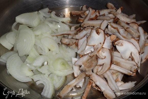 В разогретую сковороду наливаем растительное масло. Выкладываем лук и грибы. Перемешиваем.
