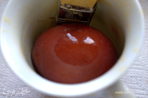 Для эксперимента также обмазала коричневое «луковое» яйцо.