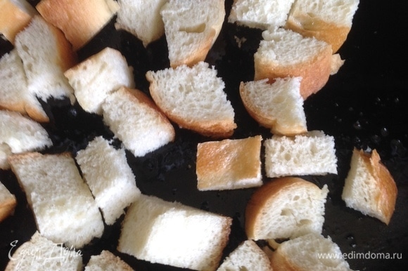 Белый хлеб нарезать кубиками со стороной 1,5 см, обжарить в духовке, сбрызнув немного оливковым маслом и посыпав тимьяном.