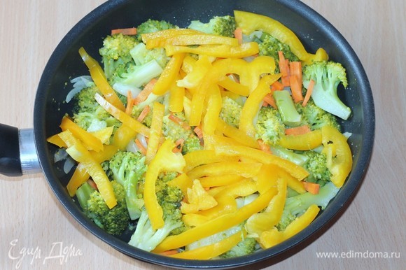Затем выкладываем брокколи и обжариваем 2–3 минуты. Болгарский перец и морковь нарезаем соломкой, помидоры — дольками и добавляем к овощам.