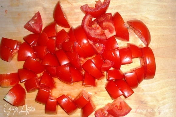 Для салата я брала некрупные помидоры. Помидоры нарезать средними кусочками, а один — фигурно (для украшения).