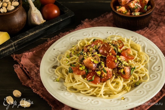 Готовые спагетти разложить по тарелкам, выложить соус. Посыпать фисташками. Приятного аппетита!