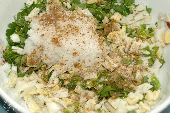 В миске соединяем зелень, рис, яйца. Добавляем соль, перец и хорошо перемешиваем.