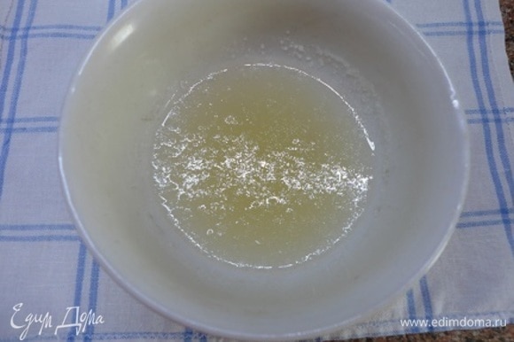Набухший желатин распустите на водяной бане, но не кипятите. Взбейте сливки с сахарной пудрой, ванильным сахаром и соедините с распущенным, остывшим желатином.