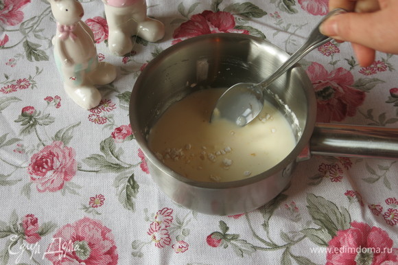 Соединяем молоко (4 ст. л.) с пудингом. Оставшееся молоко соединяем с сахаром, доводим до кипения.