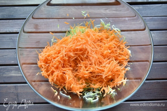 В кабачок добавить натертую на мелкой терке морковь.