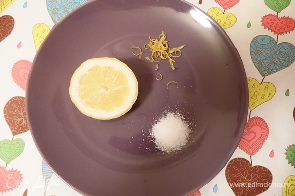 Приготовить раствор для рисования: выдавить сок лимона или развести водой кристаллы лимонной кислоты.