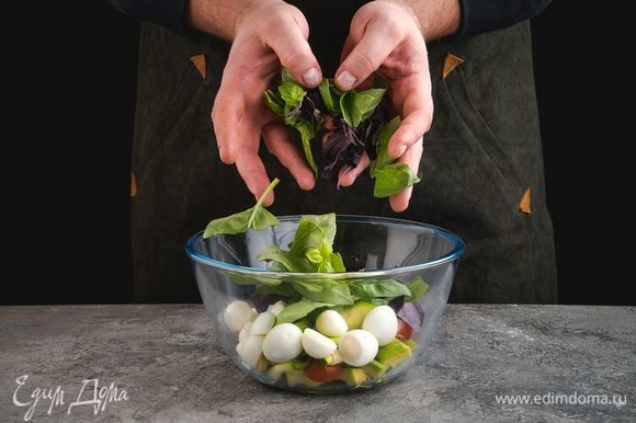 Добавьте в салат листья базилика.
