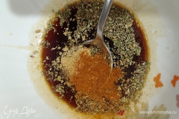 Смешать жидкий мед, соевый соус и специи. Молотый имбирь можно заменить на 2 см свежего. А орегано — на тимьян.