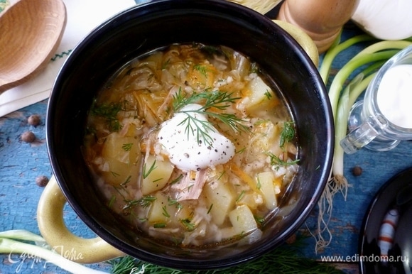 Подавать рисовый суп с молодой капустой со сметаной, зеленью и свежим хлебом. Приятного аппетита!