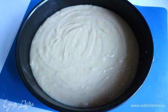 Форму смазать сливочным маслом, переложить в форму тесто.