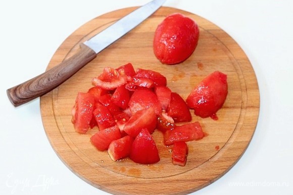 Затем помидоры очищаем от шкурки и нарезаем дольками.