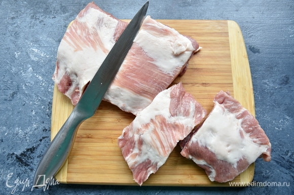 Мясо промыть, обсушить бумажным полотенцем и нарезать по 2–3 ребрышка на порцию.