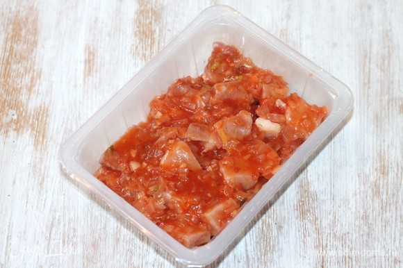 Нарезанные куски свинины заливаем приготовленным соусом и перемешиваем. Миску с шашлыком закрываем пленкой и ставим мариноваться на 8–12 часов в холодильник.