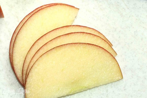 Оставшееся яблоко нарезать очень тонкими дольками.
