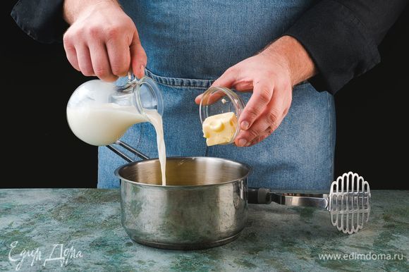 Растолките картофель в пюре, добавьте молоко и сливочное масло, тщательно перемешайте до однородности.
